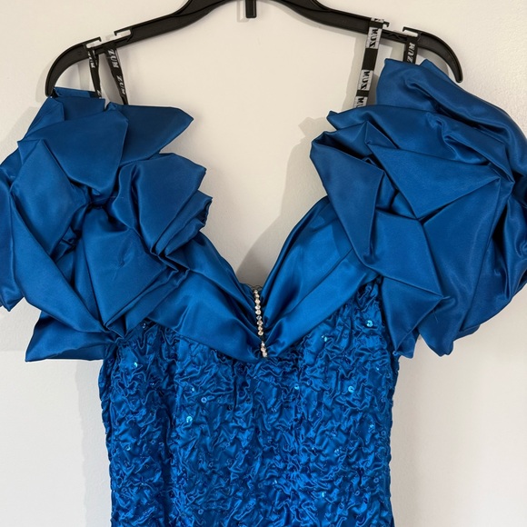 Elegant Blue Dress - Picture 3 of 7